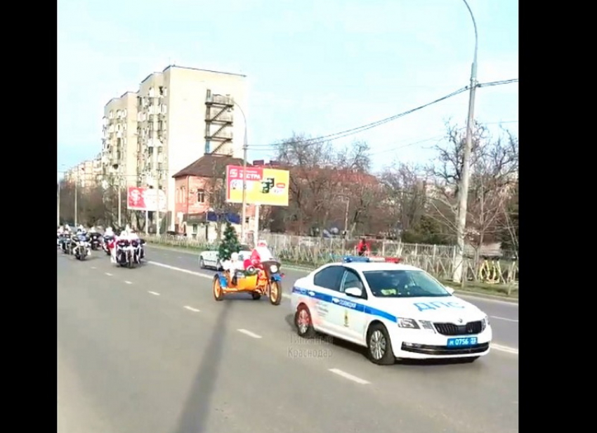В Краснодар приехали десятки Дедушек Морозов и Снегурочек на мотоциклах