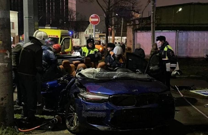 BMW без крыши: в Краснодаре 26-летняя девушка скончалась в жутком ДТП