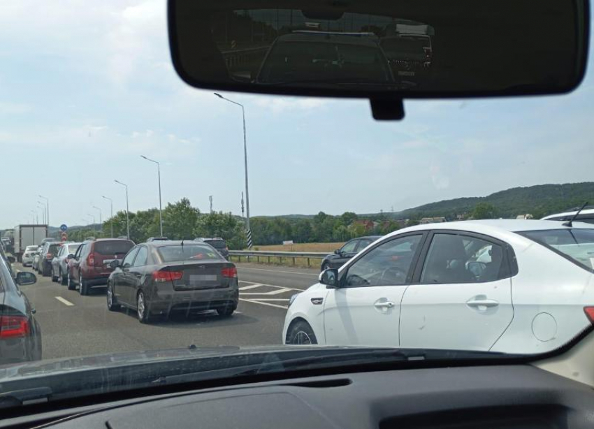 Машины застряли в 12-километровых пробках на трассе М-4 «Дон» в Горячем Ключе