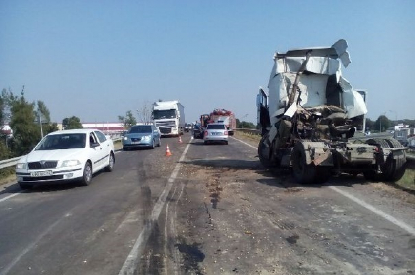 После аварии в Краснодаре водителя фуры увезли в реанимацию