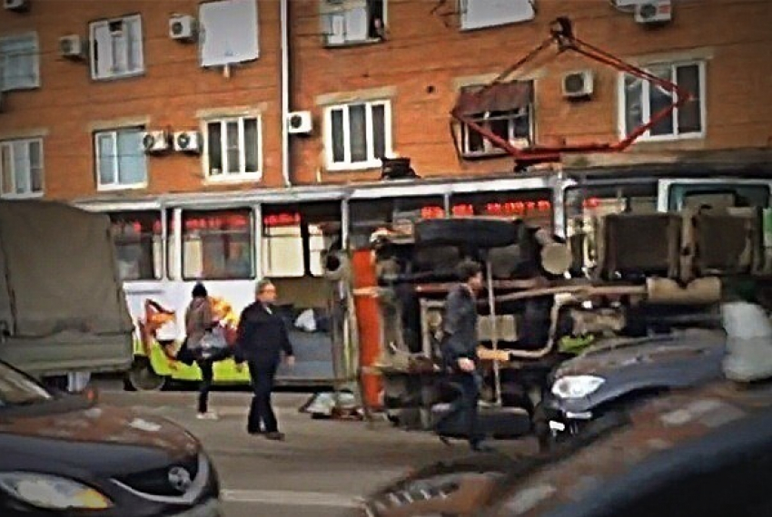 В Краснодаре на улице Одесской бетономешалка опрокинулась на трамвай