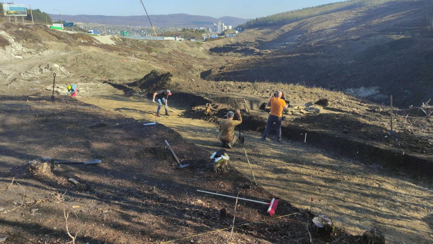 В Краснодарском крае на месте строительства развязки обнаружили древнее погребение воина с конем