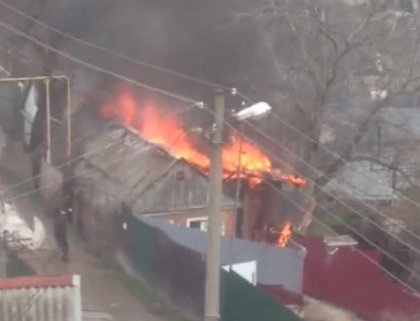  Соседи не бежали с ведрами тушить: Частный дом загорелся в Краснодаре 