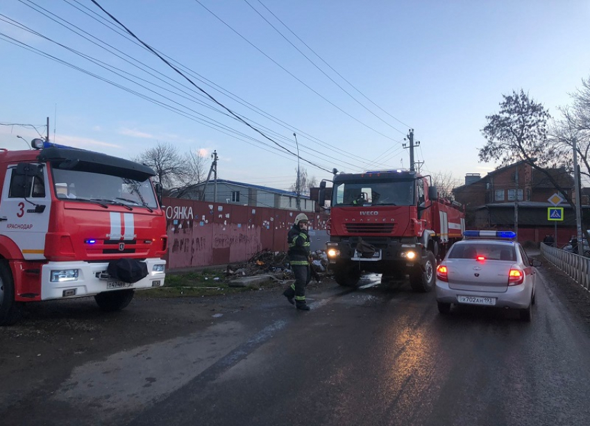 В Краснодаре выгорел дотла промышленный склад на улице Кирова