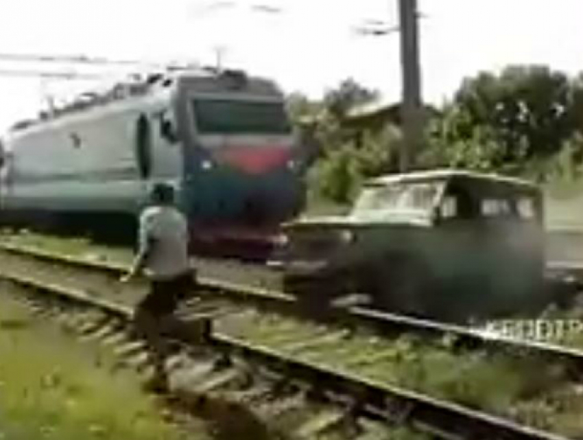 Кубанец зрелищно выпрыгнул из «УАЗа», который поездом разнесло на куски