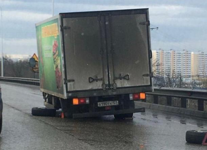 Из-за ДТП на Восточном обходе Краснодара образовалась 10-километровая пробка 
