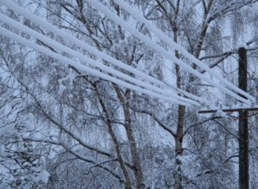  Сочинцев предупредили об опасности обрыва проводов из-за снегопада 