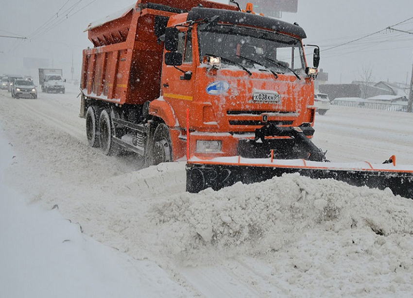 Более 500 человек и десятки спецмашин расчищают дороги и улицы Краснодара от снега