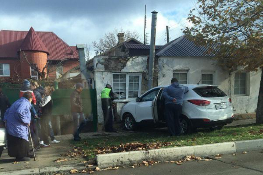 В Анапе внедорожник «Хендай» врезался в дом