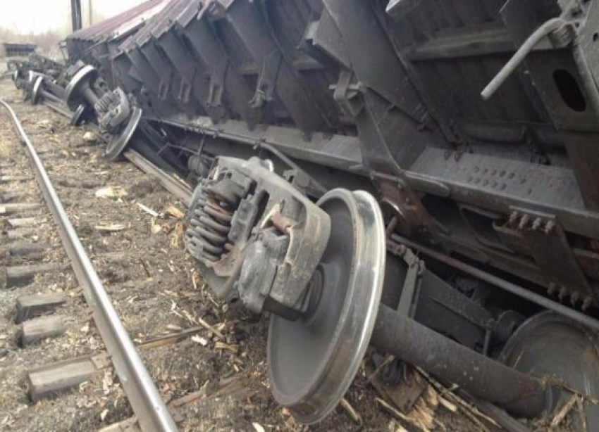 Грузовой поезд сошел с рельсов в Краснодарском крае