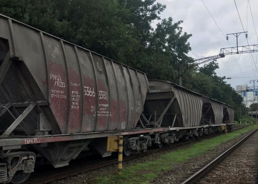 В Краснодаре 12-летний мальчик залез на вагон поезда и получил удар током 