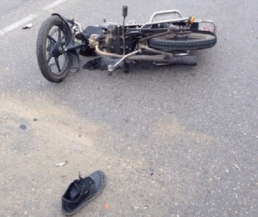 В Краснодаре мотоцикл на скорости столкнулся с «Инфинити» 