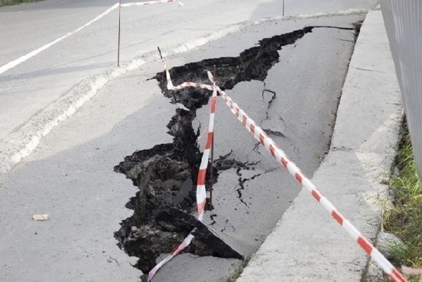 В Сочи оползень разрушил дорогу