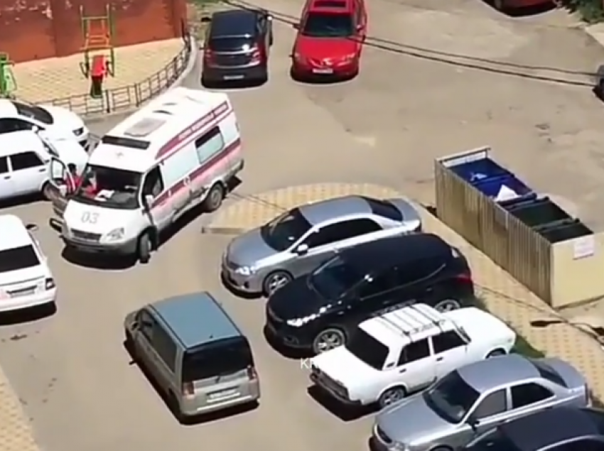  Машина во дворе многоэтажке в Краснодаре сбила ребенка 