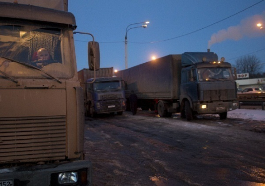 В Новороссийске заставляют водителей фур пользоваться платными стоянками