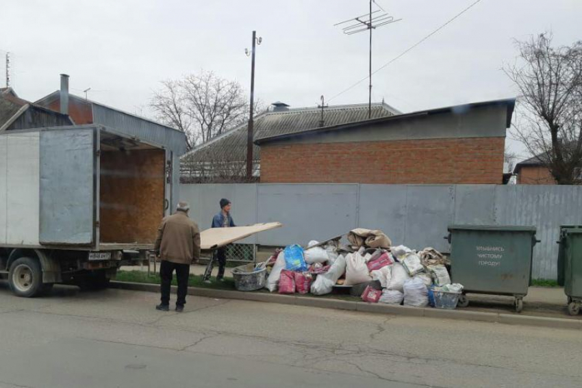  Двоих мужчин в Краснодаре оштрафуют за выброшенный мусор 