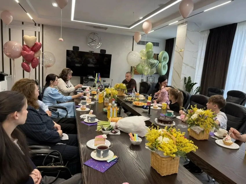 Матерей и жен участников СВО поздравил с 8 Марта депутат Гордумы Краснодара