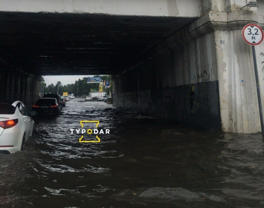 Дорогу на Вишняках затопило даже во время работы дежурной техники