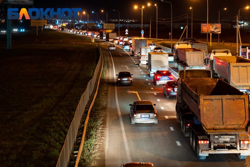 К Крымскому мосту образовались 10-километровые пробки