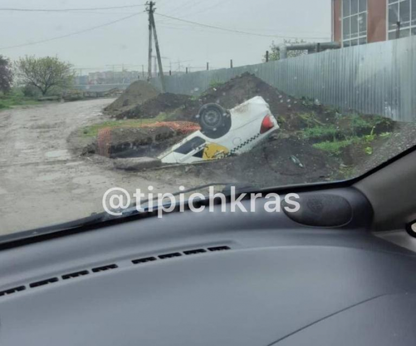 В Краснодаре объезжавший пробку водитель такси провалился в огромную яму