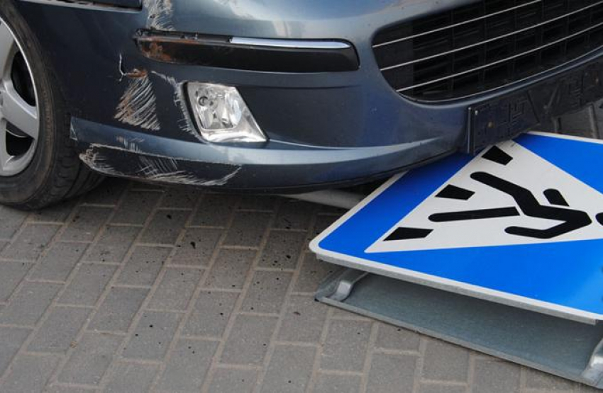 В Абинском районе иномарка сбила двух школьниц