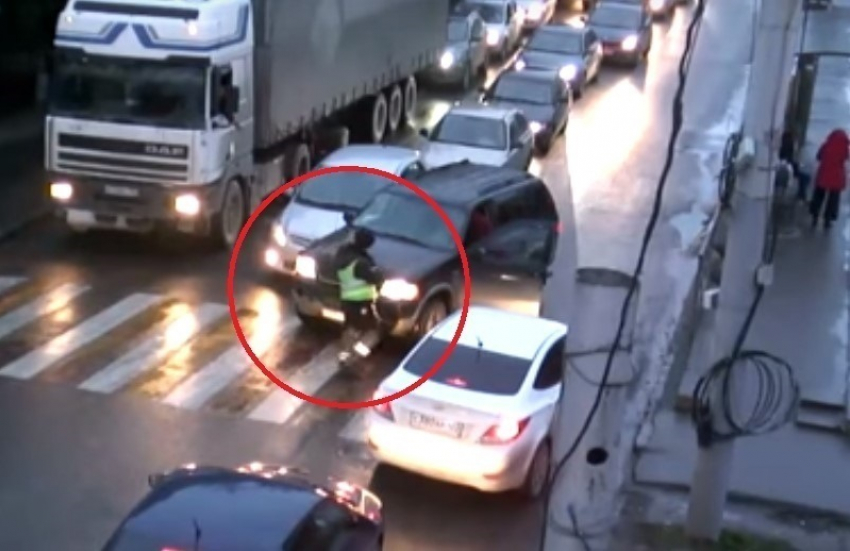"Фокус не удался": в Краснодаре водитель не сумел объехать пробку по «встречке» и попал в ДТП