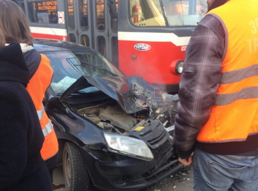 В Краснодаре ДТП с трамваем закончилось госпитализацией автомобилиста