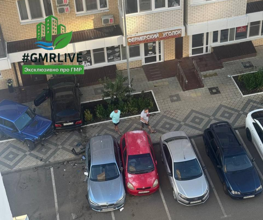Пьяный лихач в халате снес три авто: появились новые подробности странного ДТП в Краснодаре