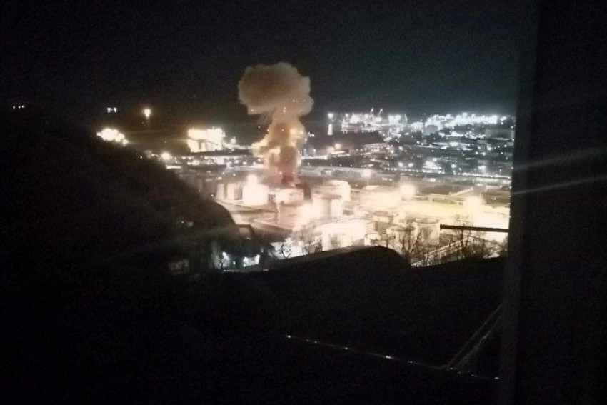 Нефтебазу в Туапсе могли атаковать начиненные взрывчаткой беспилотники