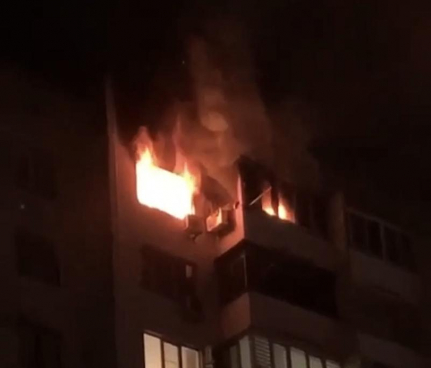 В Краснодаре вспыхнула квартира в многоэтажке