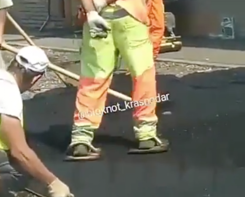 Рабочие в Краснодаре вместо катка ногами притоптали горячий асфальт