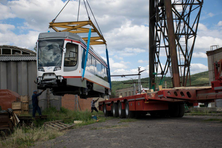В Краснодар отправлены первые два трамвая из новой партии