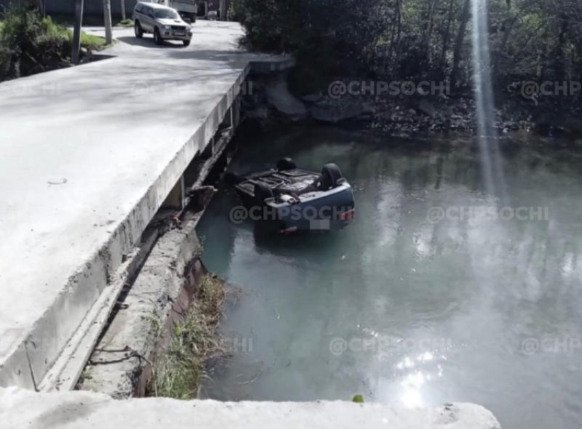 На Кубани автомобиль вылетел с моста в реку