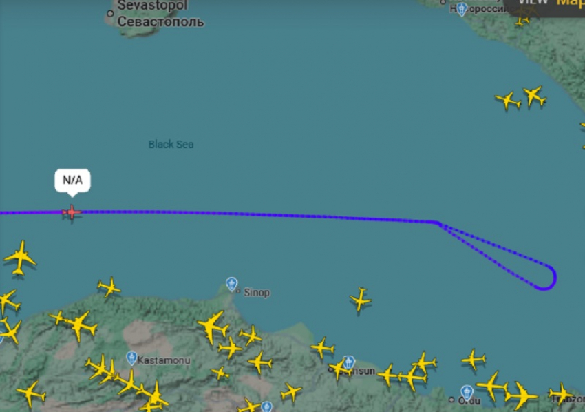 Таинственный самолёт летает над морем вблизи Краснодарского края