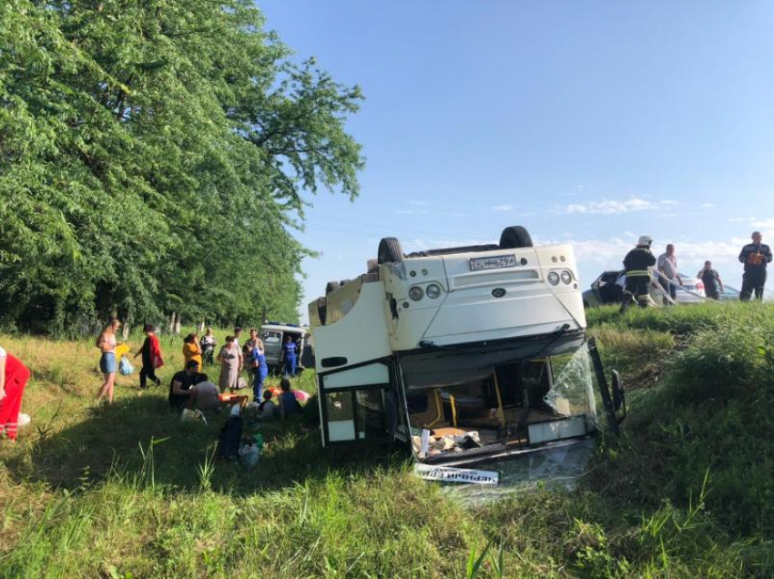 Рейсовый автобус с пассажирами опрокинулся на Кубани: пострадали семь человек