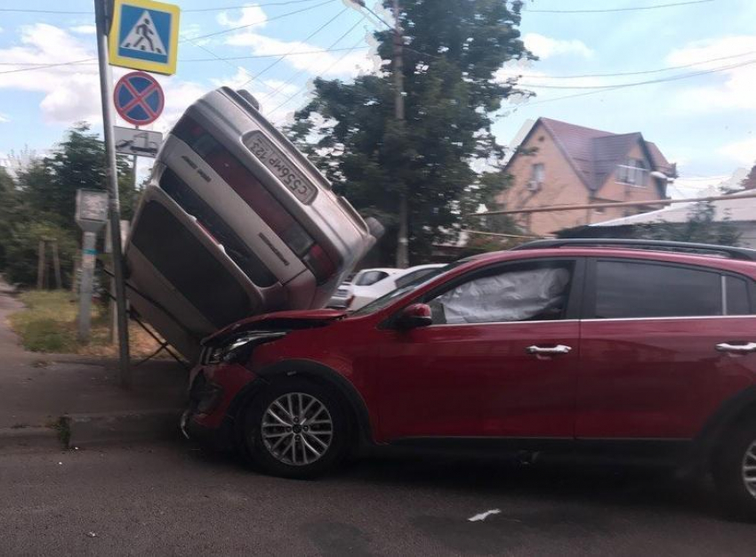 В центре Краснодара отечественный автомобиль залетел на иномарку