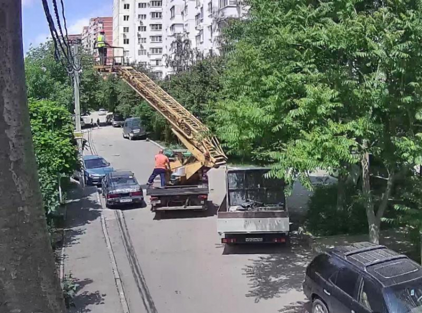 Момент трагической смерти краснодарского электрика от удара током попал на видео