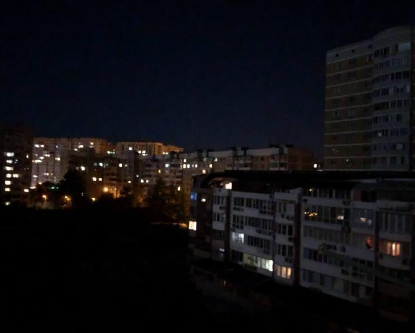 Жители Краснодара провели всю ночь без света