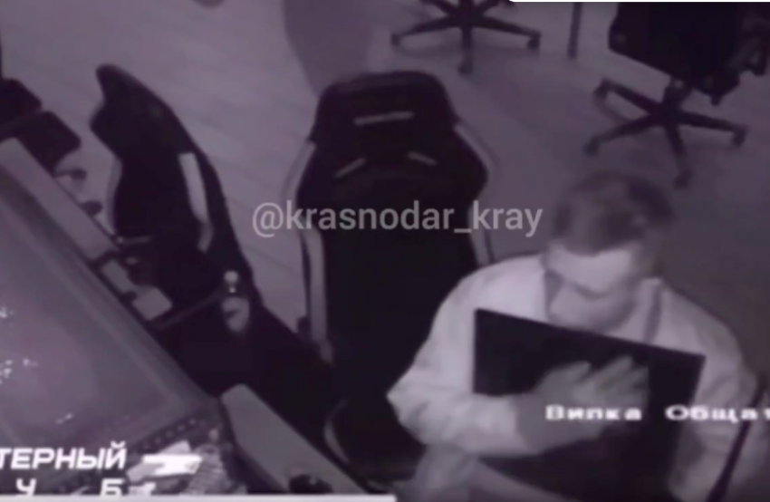 Весеннее обострение: краснодарец попытался спрятать монитор в трусы