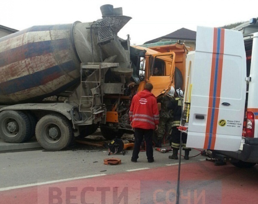 Массовое ДТП в Сочи: цементовоз столкнулся с двумя легковушками и грузовиком
