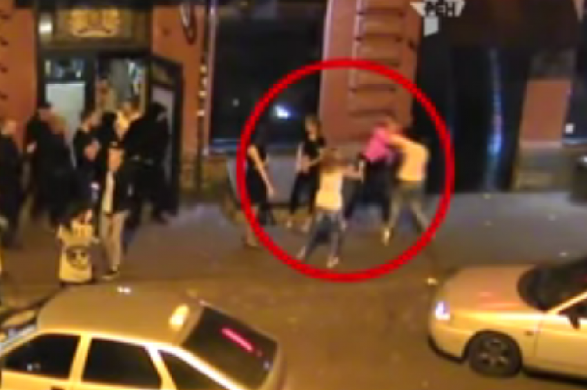 Уличная драка в Краснодаре: девушки пустились в рукопашную 