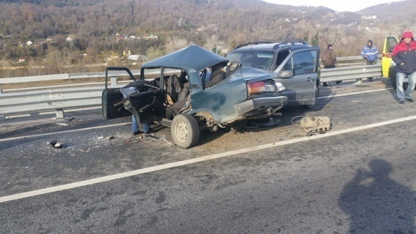 В Сочи из-за гололеда столкнулись два автомобиля