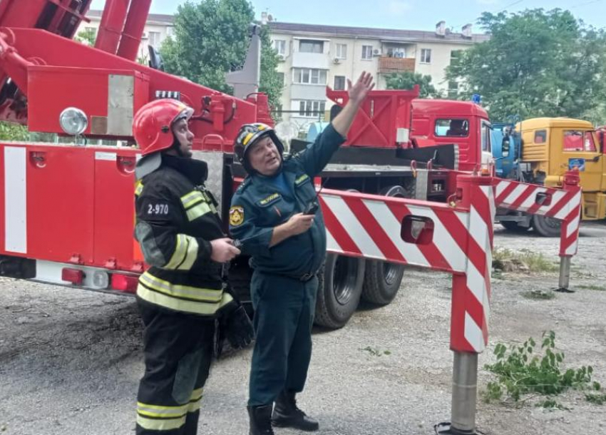 В Новороссийске пожар охватил крышу многоквартирного дома