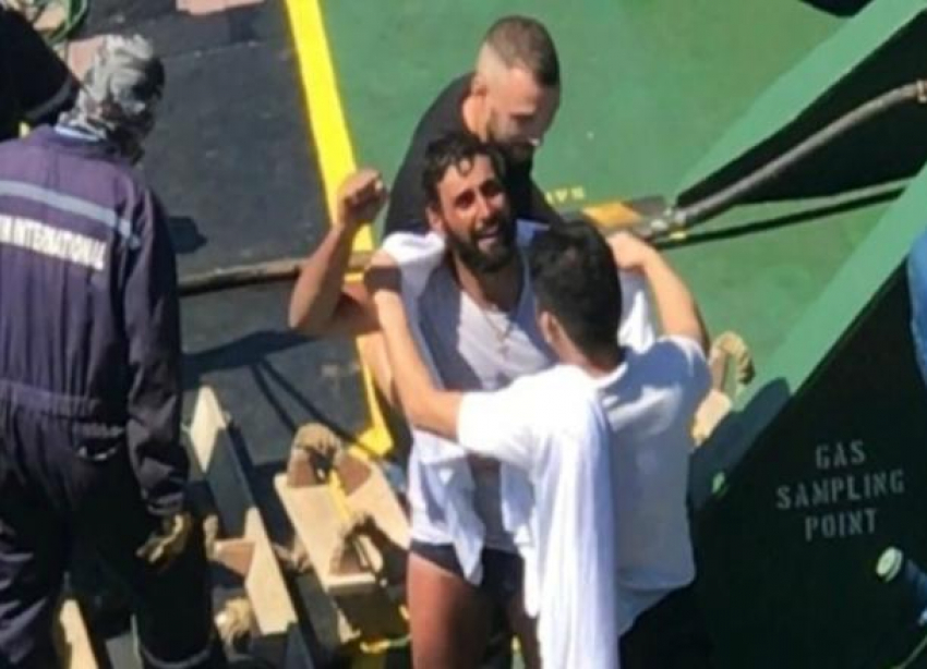 Унесенные морем: пара из Новороссийска пять дней дрейфовала на лодке