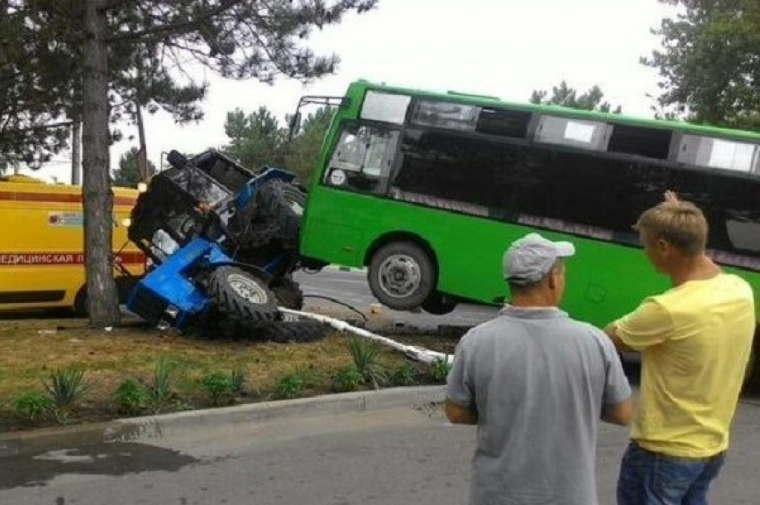 В Анапе «встал на дыбы» автобус, который протаранил трактор