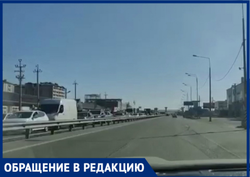 «Куда вы все?» - краснодарцы возмущены пробкой на Тургеневском мосту во время карантина 