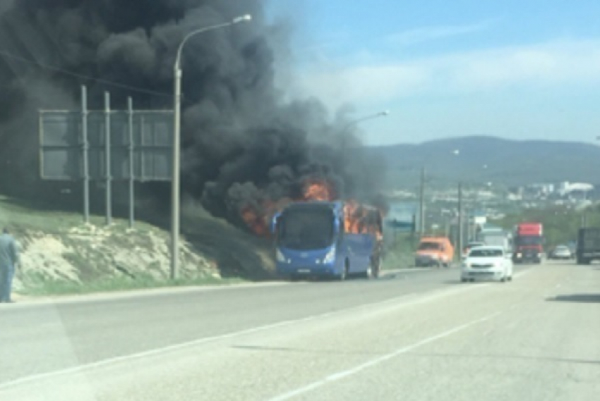 На перевале под Новороссийском загорелся рейсовый автобус