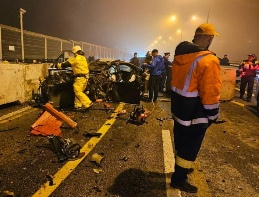 Жуткое зрелище: в груду металла превратился автомобиль в ходе смертельной аварии на Крымском мосту