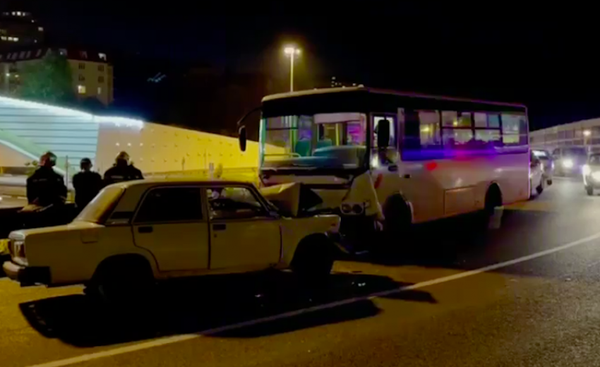 В ДТП с рейсовым автобусом пострадали четверо взрослых и ребёнок на Кубани