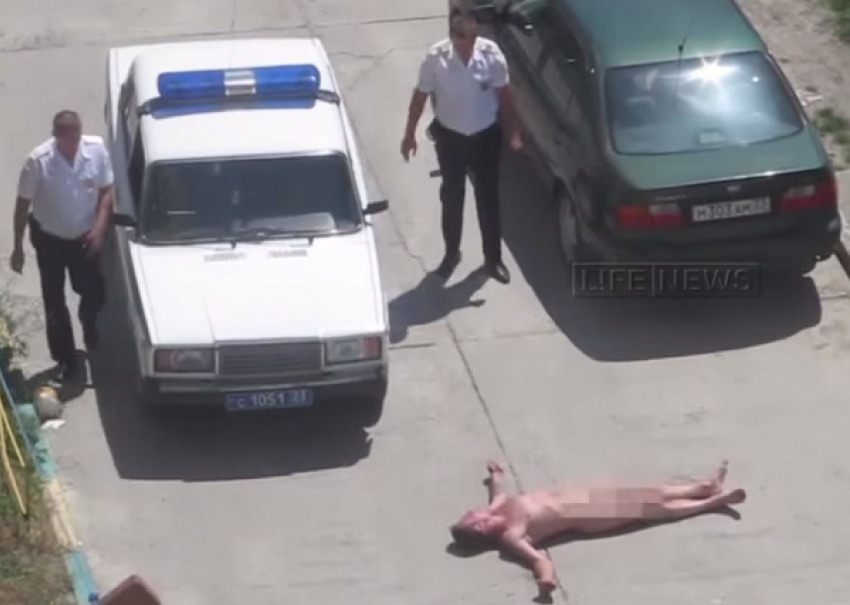 В Новороссийске полицейские гонялись за голым парнем, который обкурился спайса